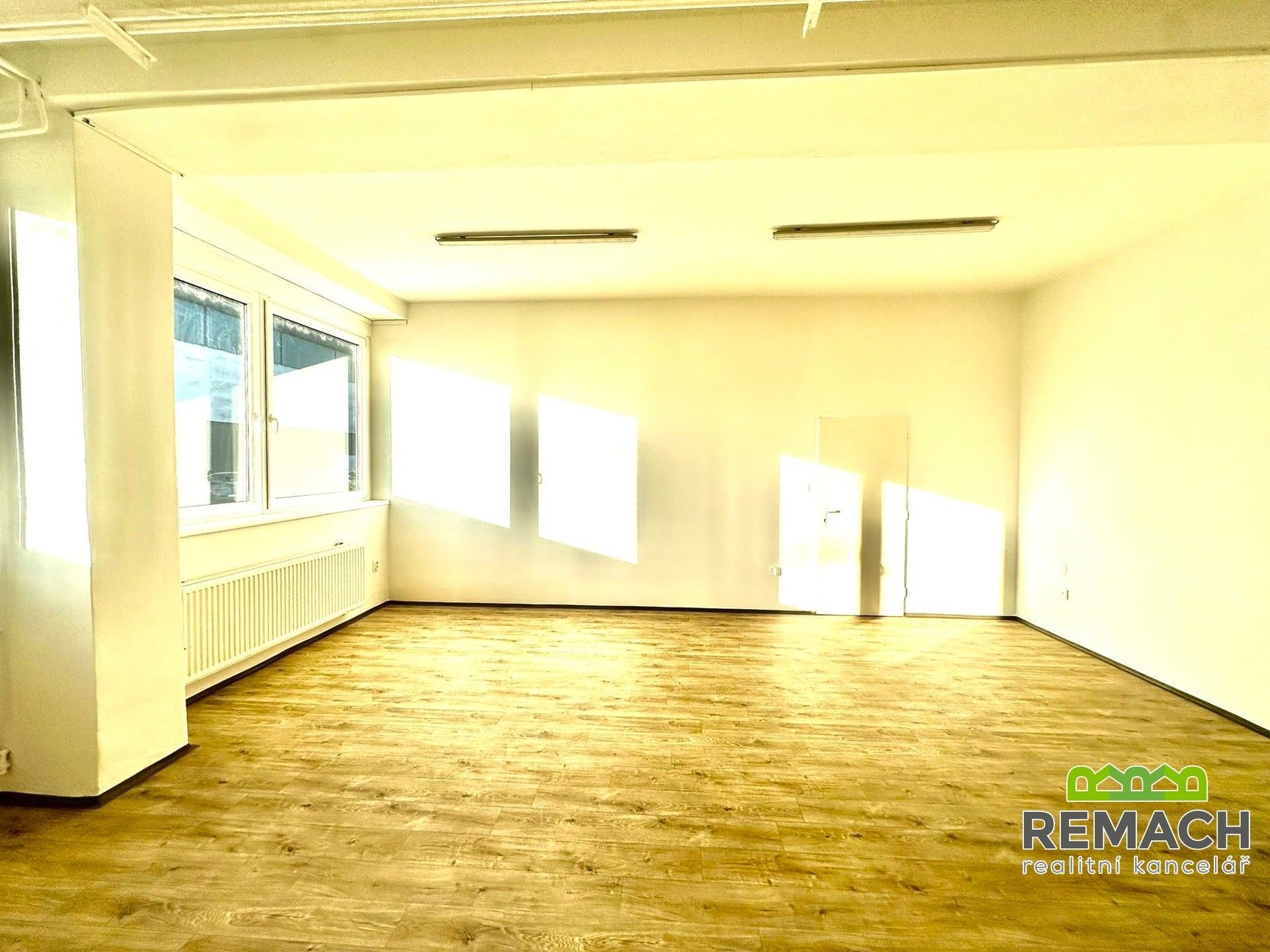 Pronájem komerčního prostoru 57 m² - foto 2