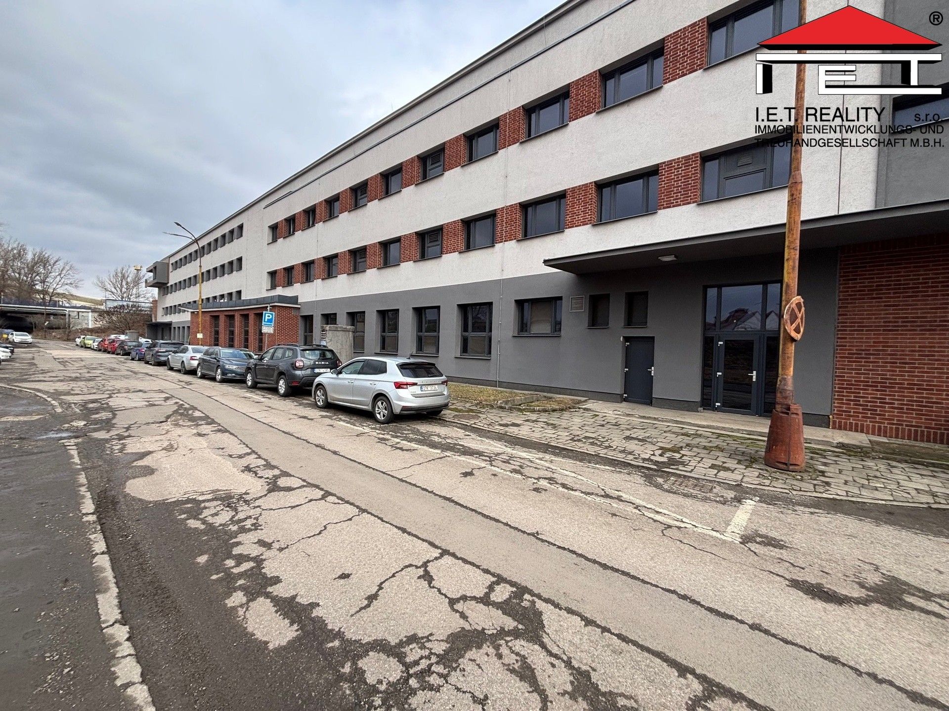 Pronájem komerčního prostoru 785 m² - foto 1