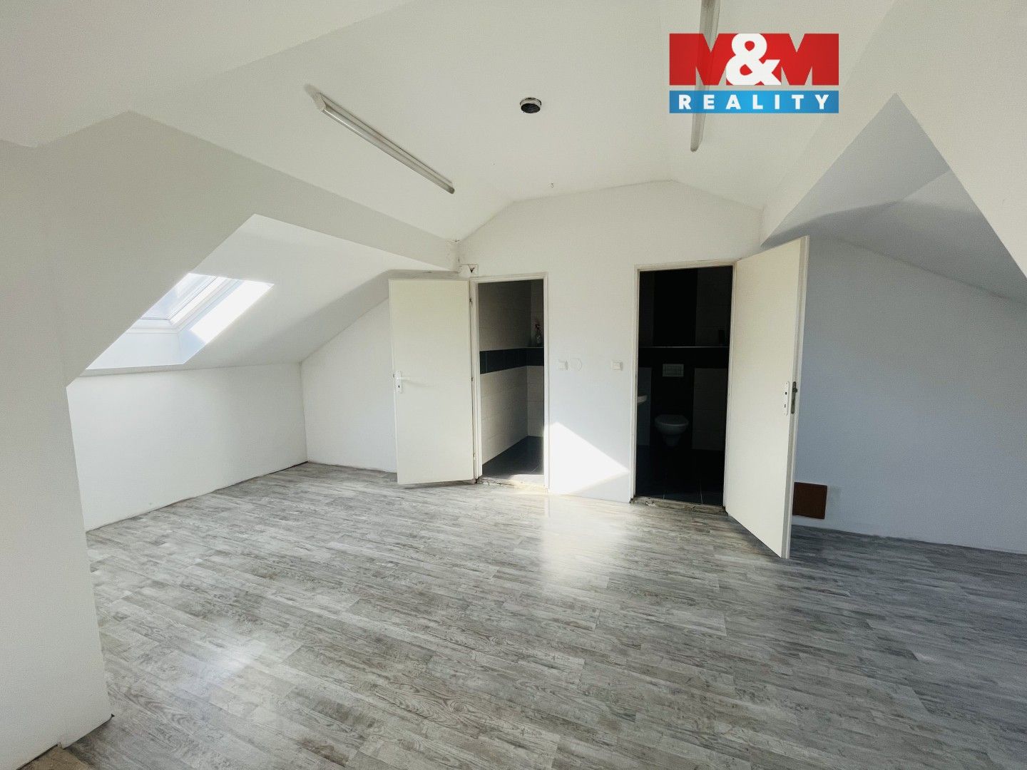 Pronájem komerčního prostoru 101 m² - foto 1