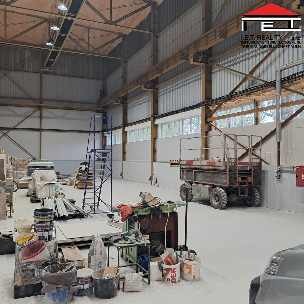 Pronájem komerčního prostoru 1600 m² - foto 2