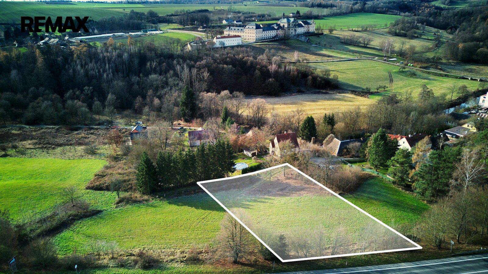 Prodej pozemku 1500 m² - foto 1