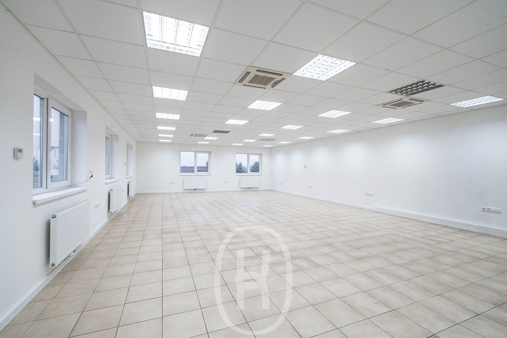 Pronájem komerčního prostoru 2675 m² - foto 1
