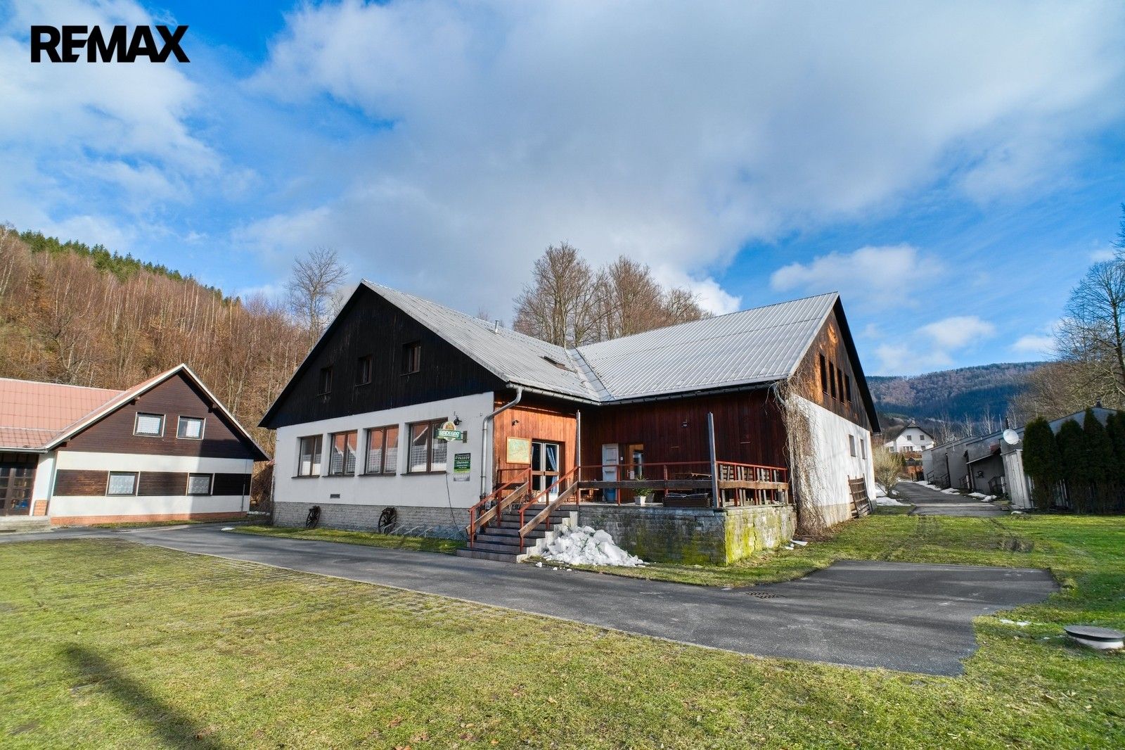 Prodej komerčního prostoru 1000 m² - foto 1