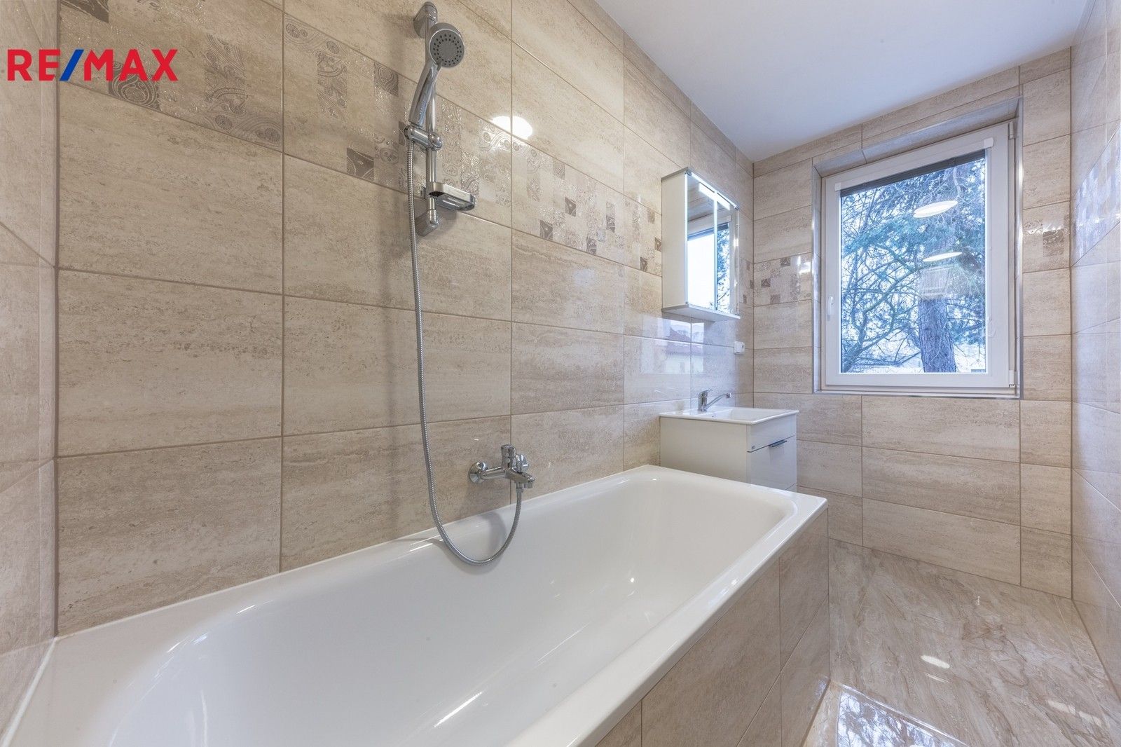 Pronájem bytu 3+1 80 m² - foto 4