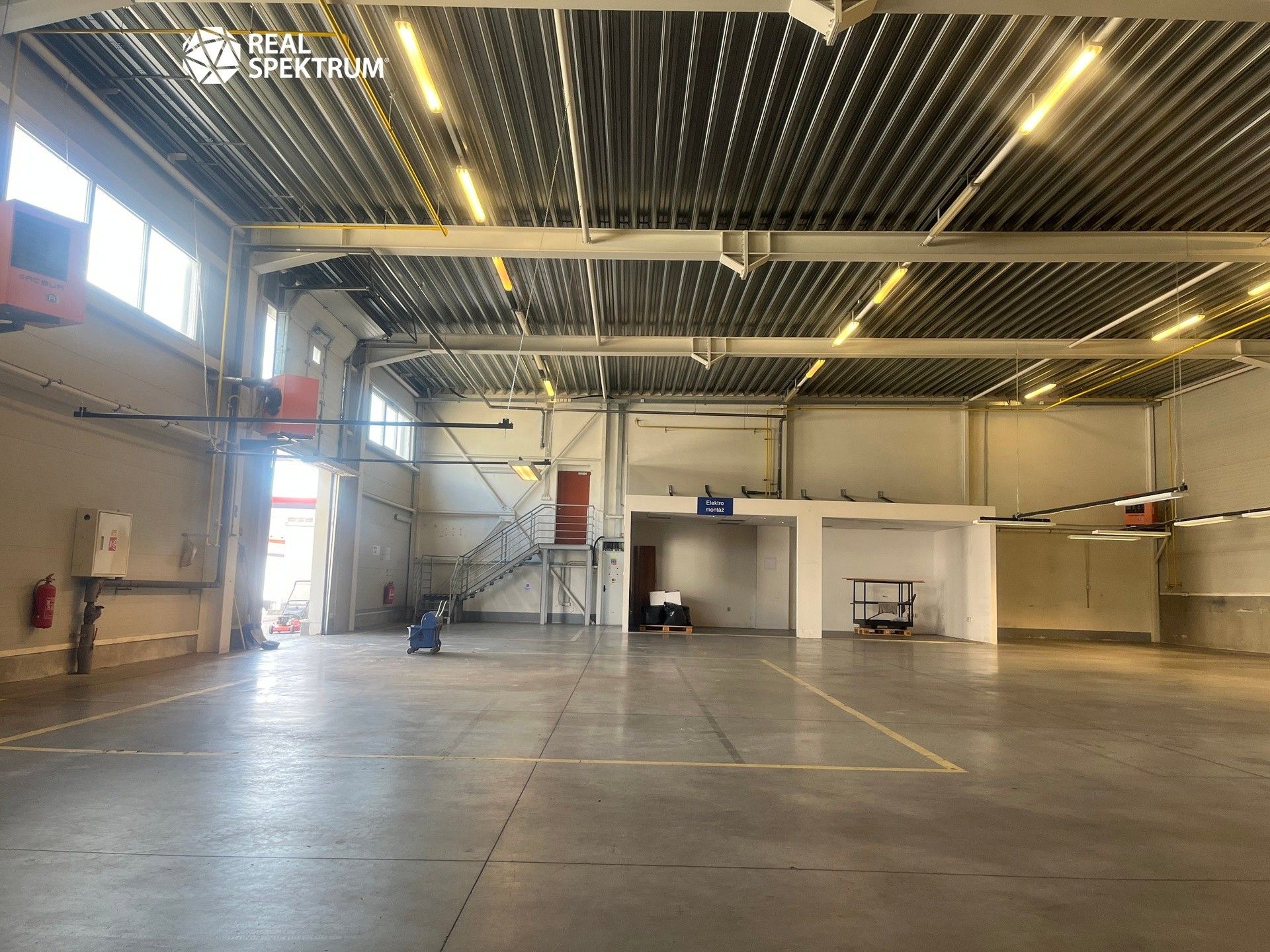 Pronájem komerčního prostoru 950 m² - foto 10