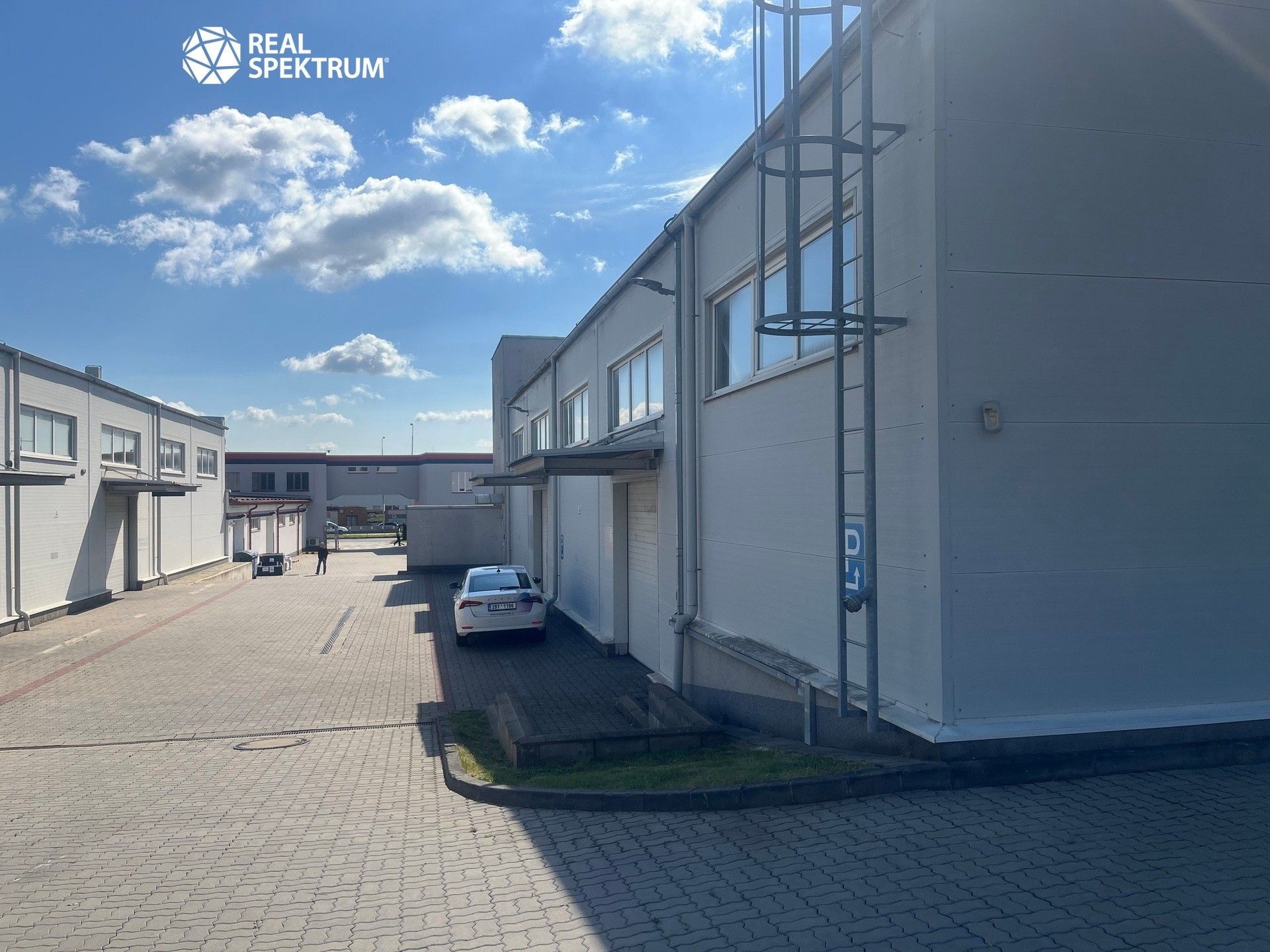 Pronájem komerčního prostoru 950 m² - foto 12