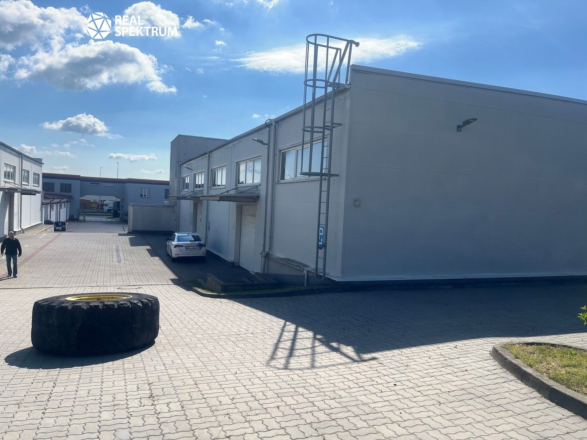 Pronájem komerčního prostoru 950 m² - foto 14