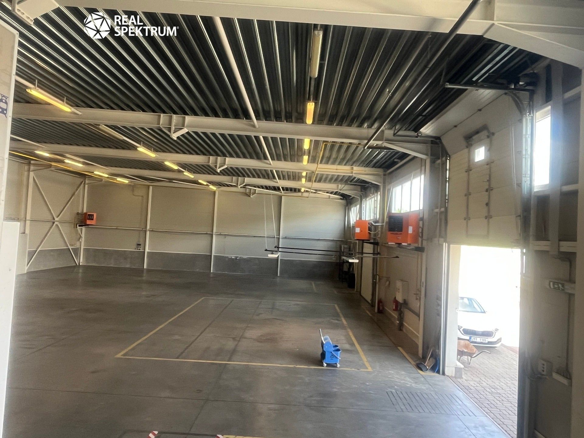 Pronájem komerčního prostoru 950 m² - foto 26