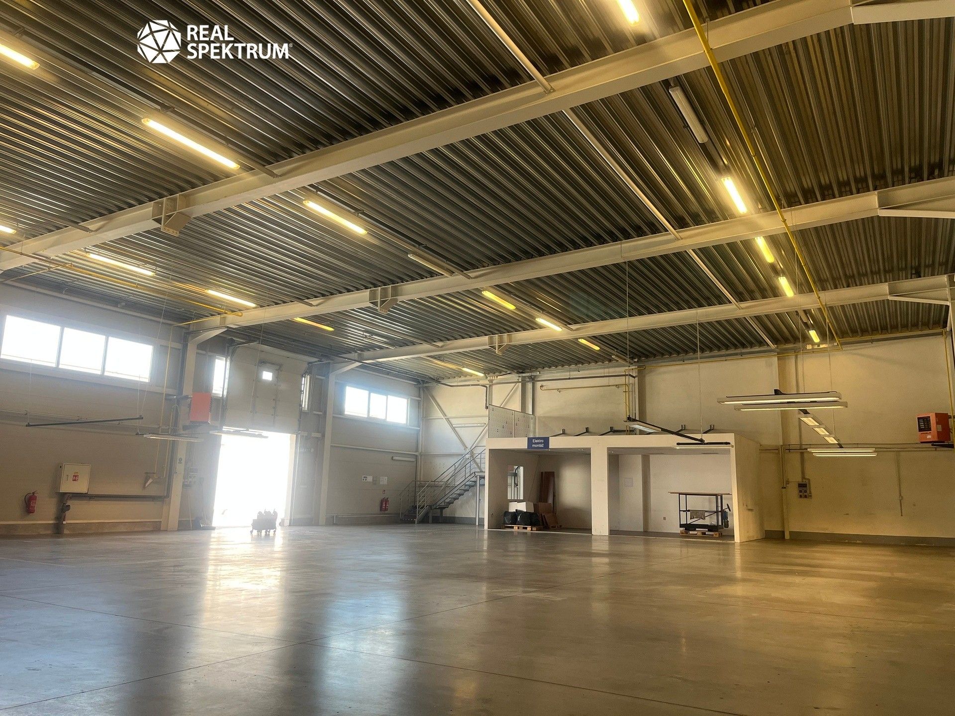 Pronájem komerčního prostoru 950 m² - foto 30