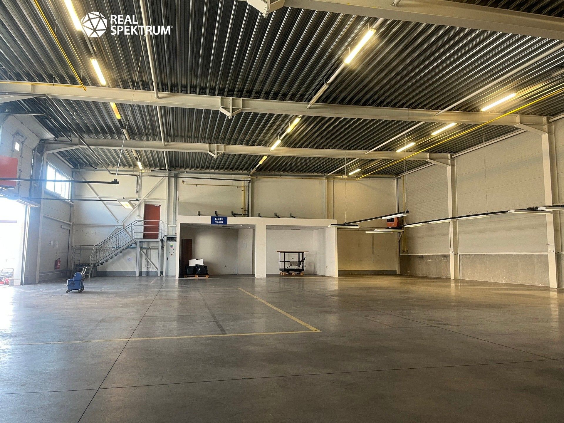 Pronájem komerčního prostoru 950 m² - foto 27