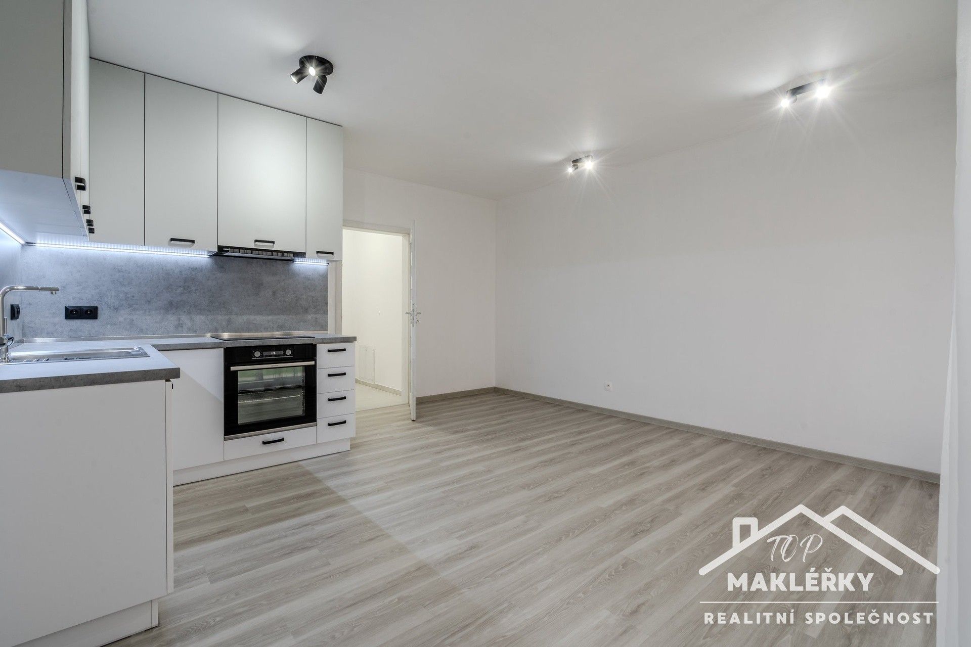 Pronájem bytu 1+kk 30 m² - foto 1