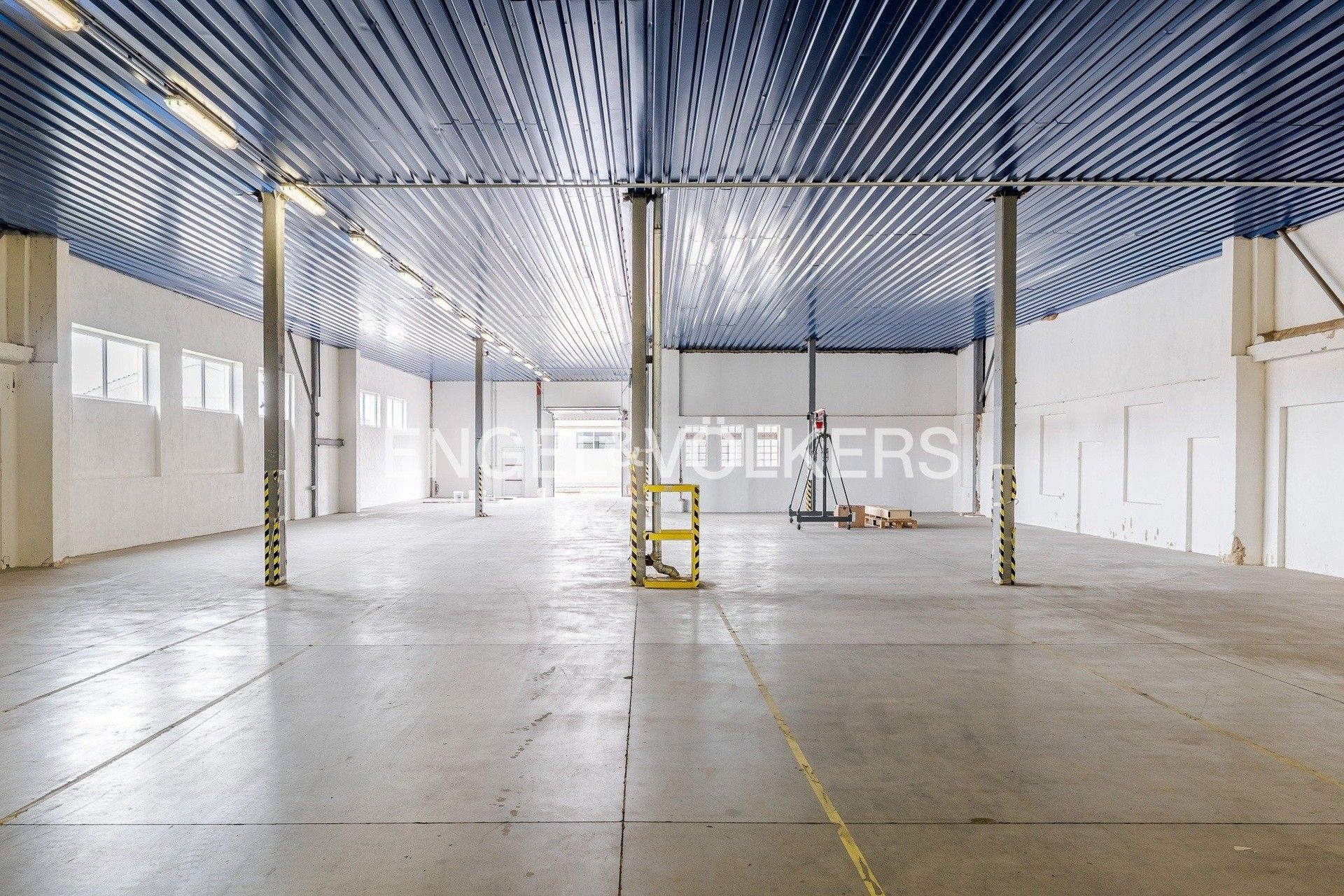 Pronájem komerčního prostoru 1321 m² - foto 1