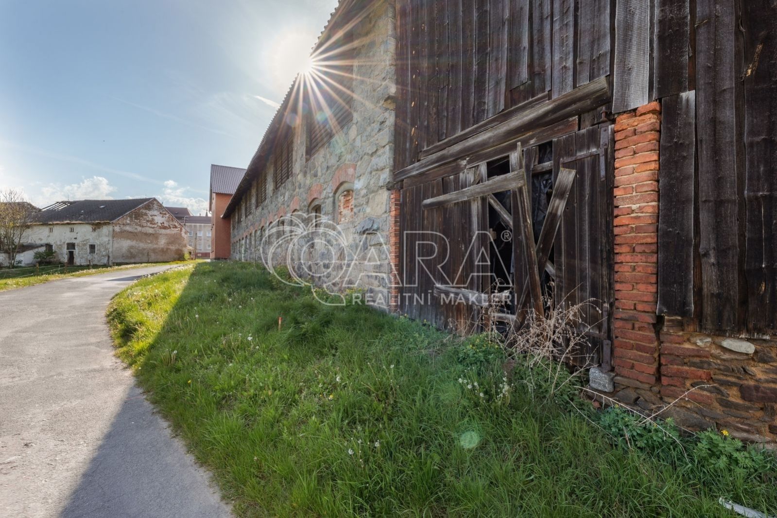 Prodej komerčního prostoru 260 m² - foto 2