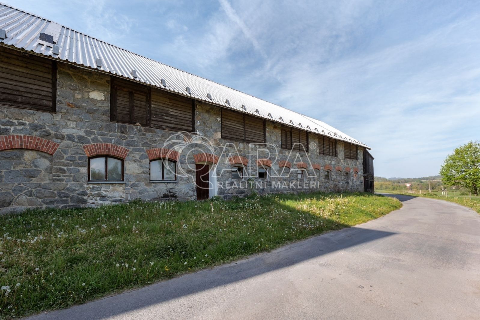Prodej komerčního prostoru 260 m² - foto 1