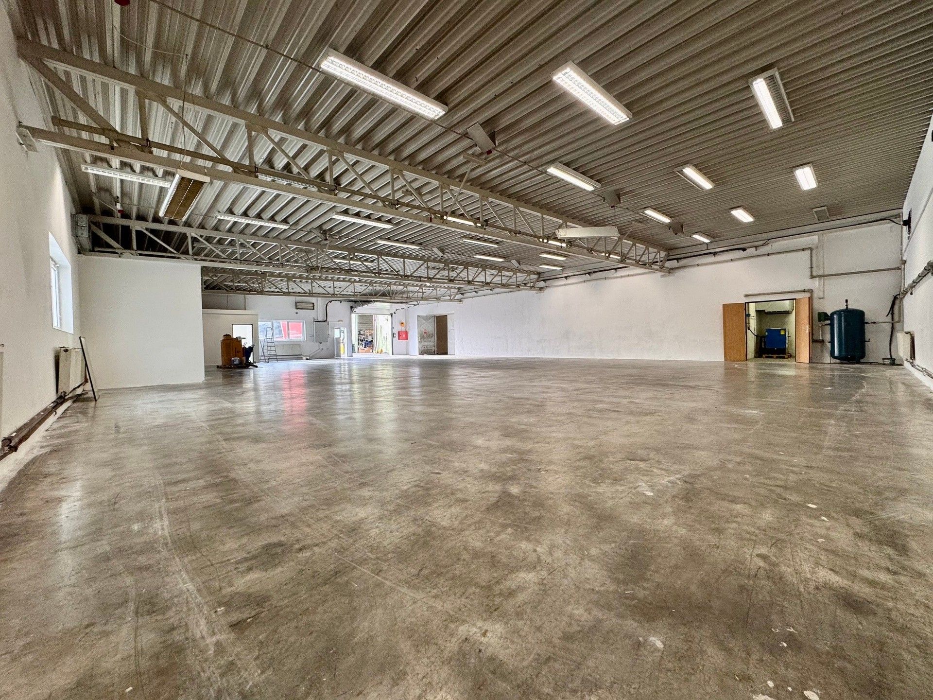 Pronájem komerčního prostoru 613 m² - foto 1