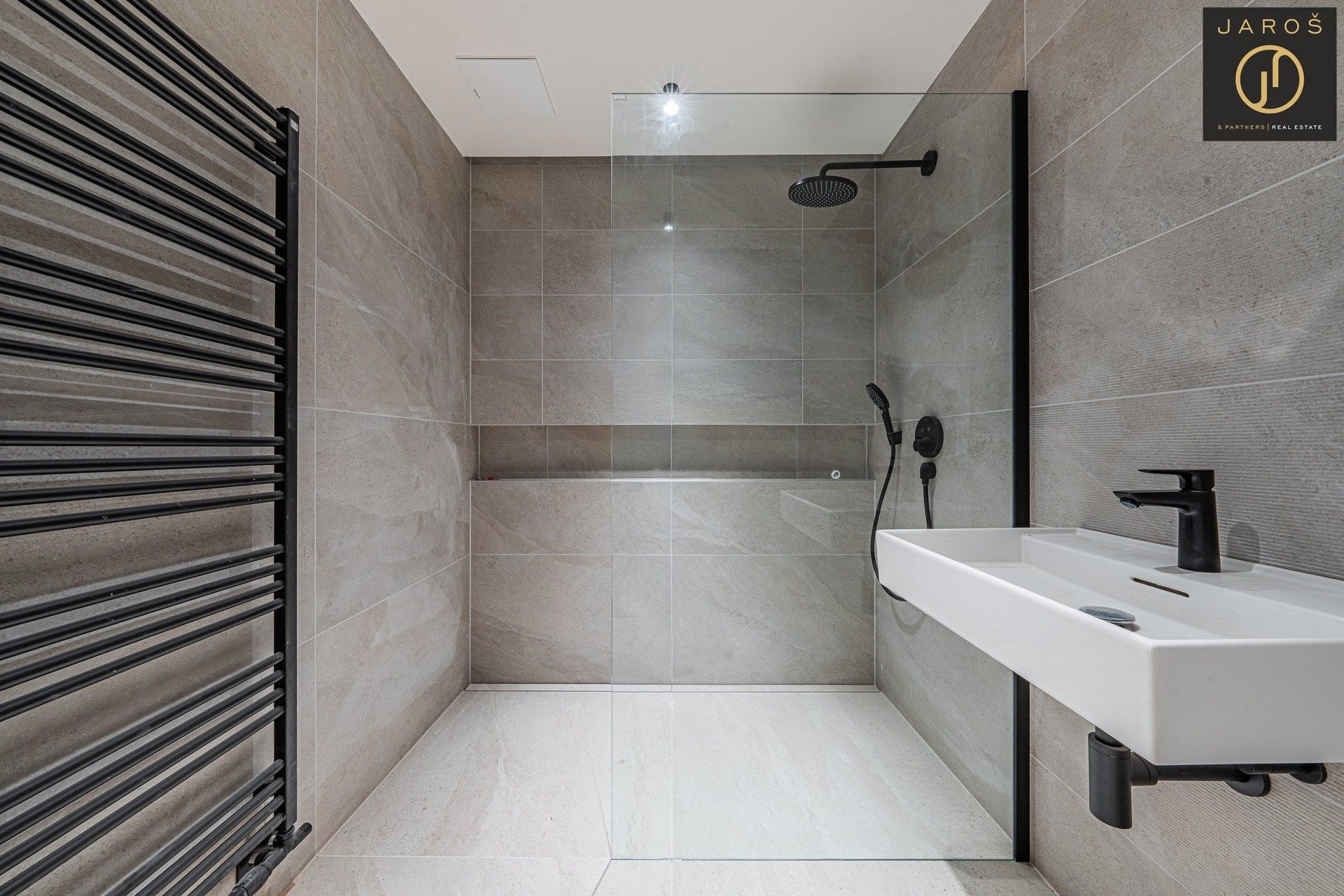 Prodej komerčního prostoru 121 m² - foto 2