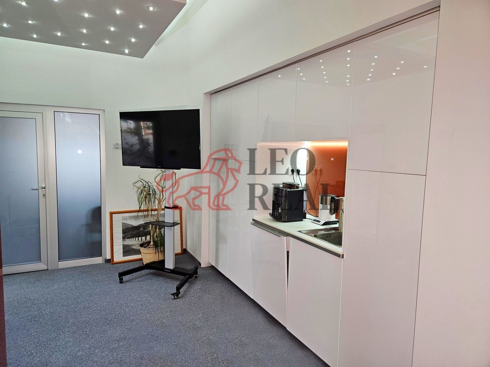 Pronájem komerčního prostoru 66 m² - foto 8