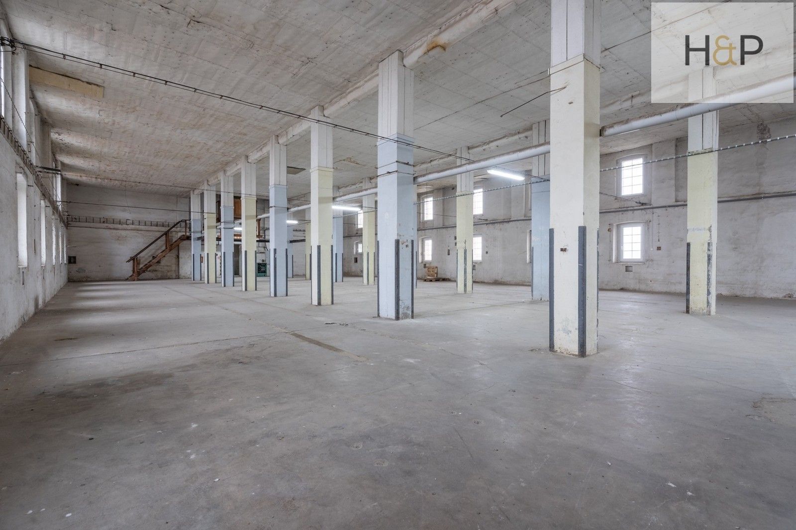 Pronájem komerčního prostoru 550 m² - foto 1