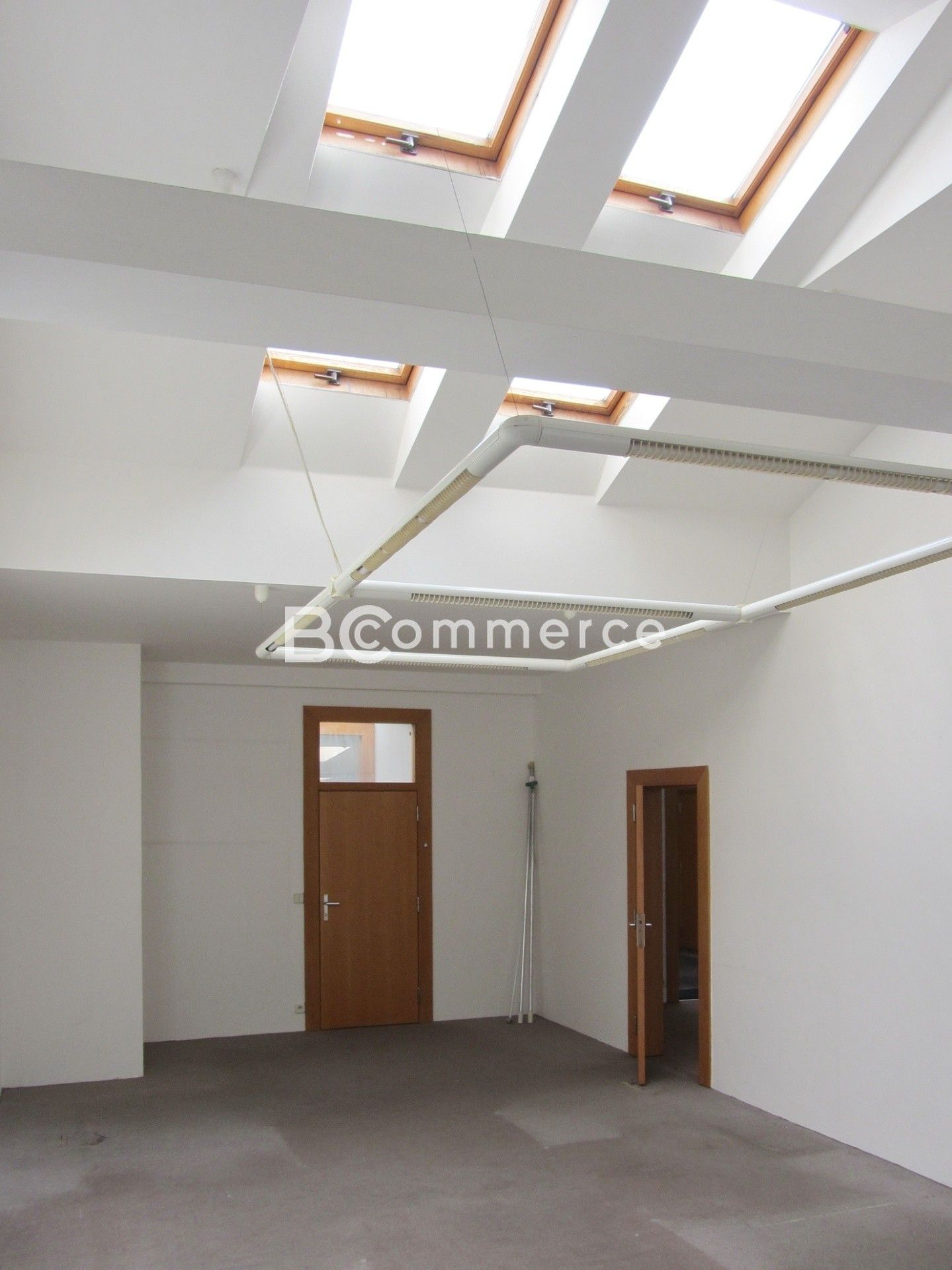 Pronájem komerčního prostoru 61 m² - foto 1