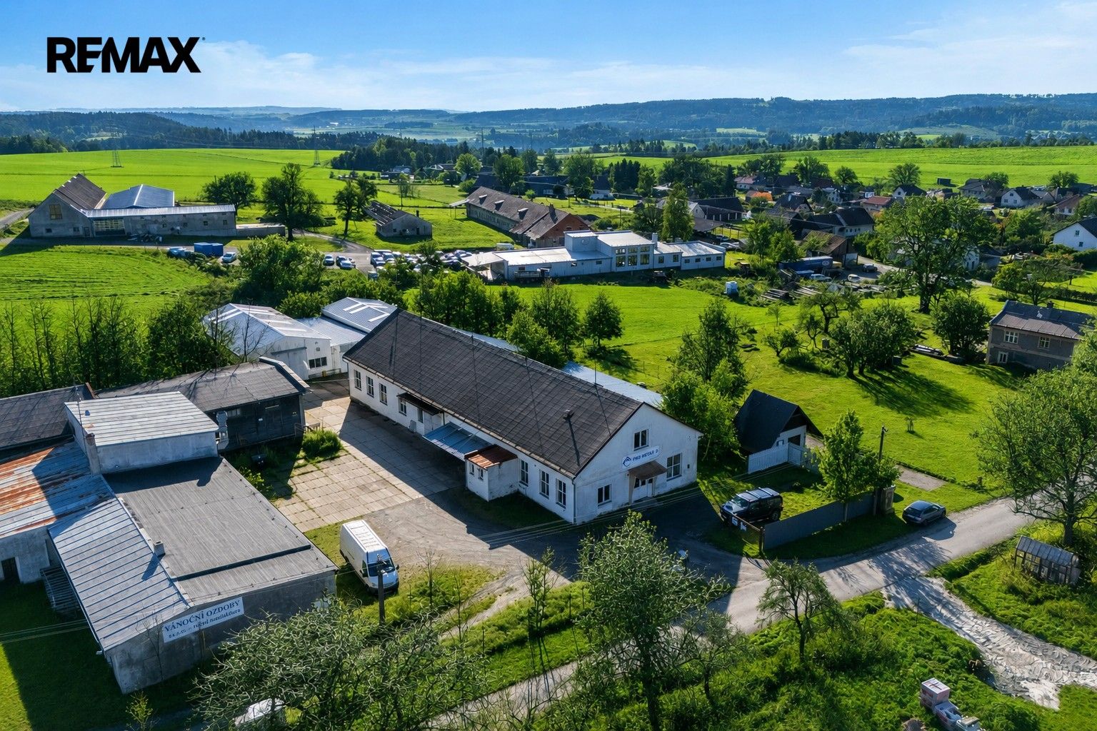 Pronájem komerčního prostoru 2737 m² - foto 1