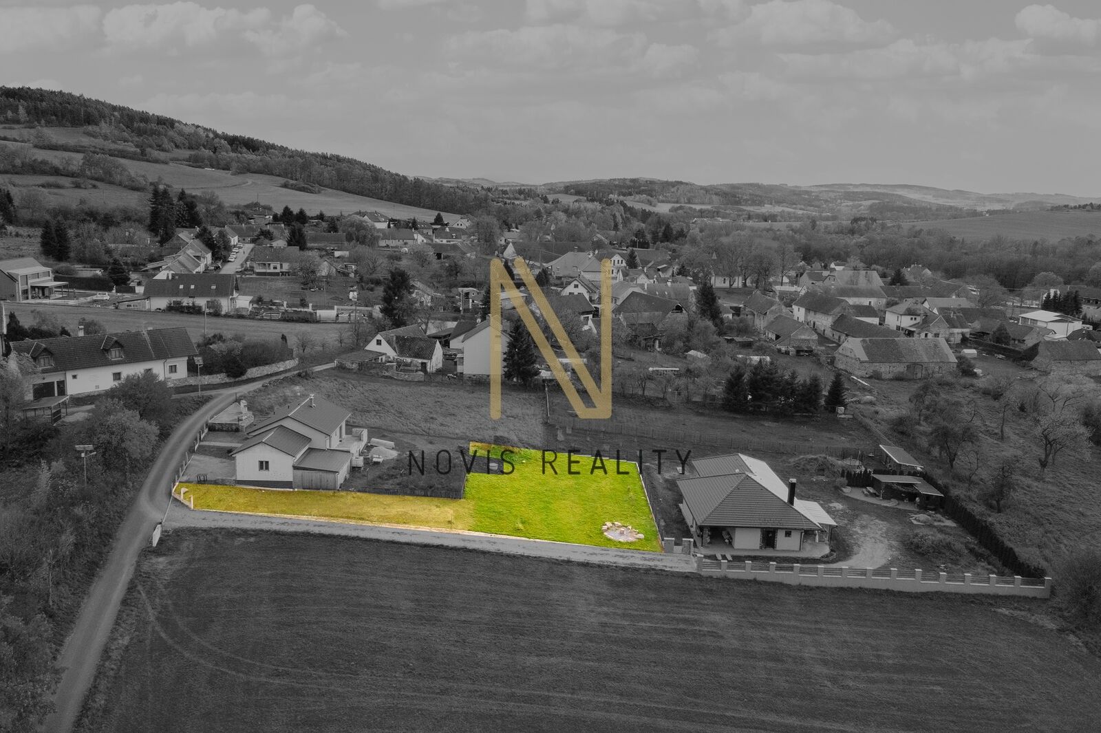 Prodej pozemku 698 m² - foto 1