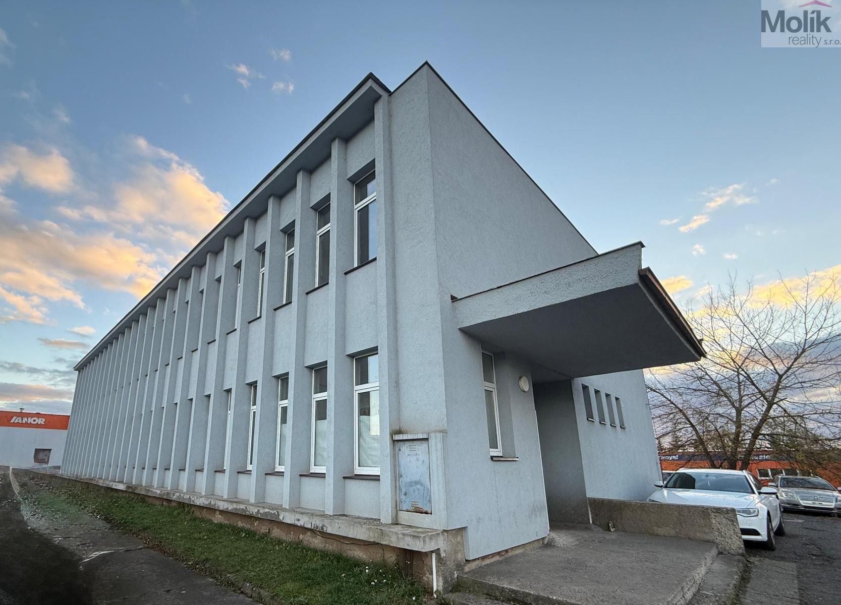 Pronájem komerčního prostoru 154 m² - foto 1