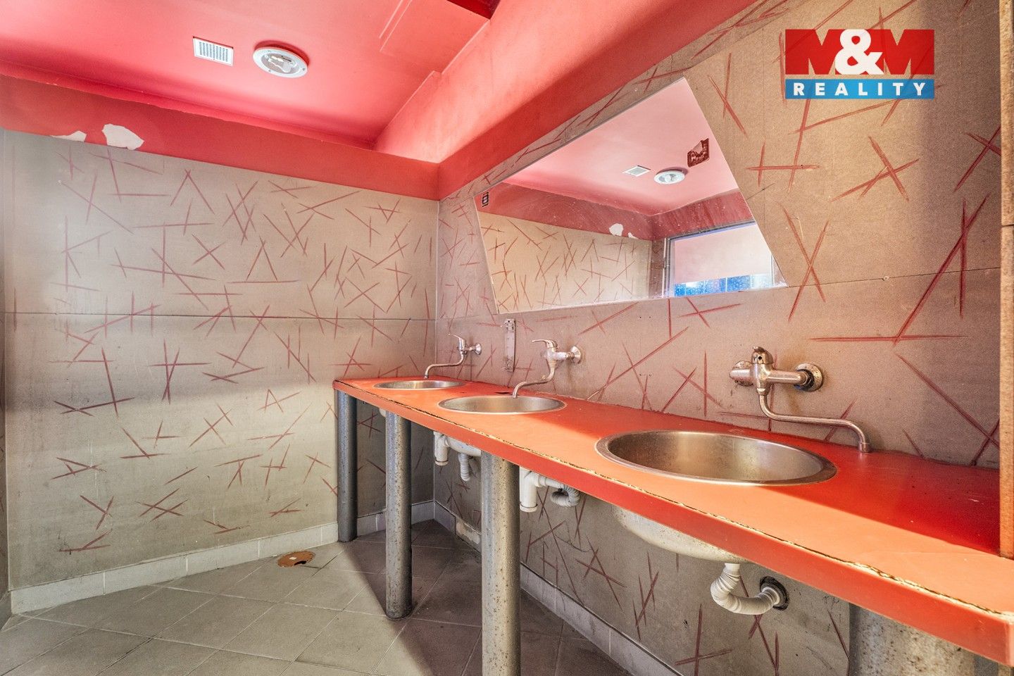 Prodej nemovitosti 700 m² - foto 12