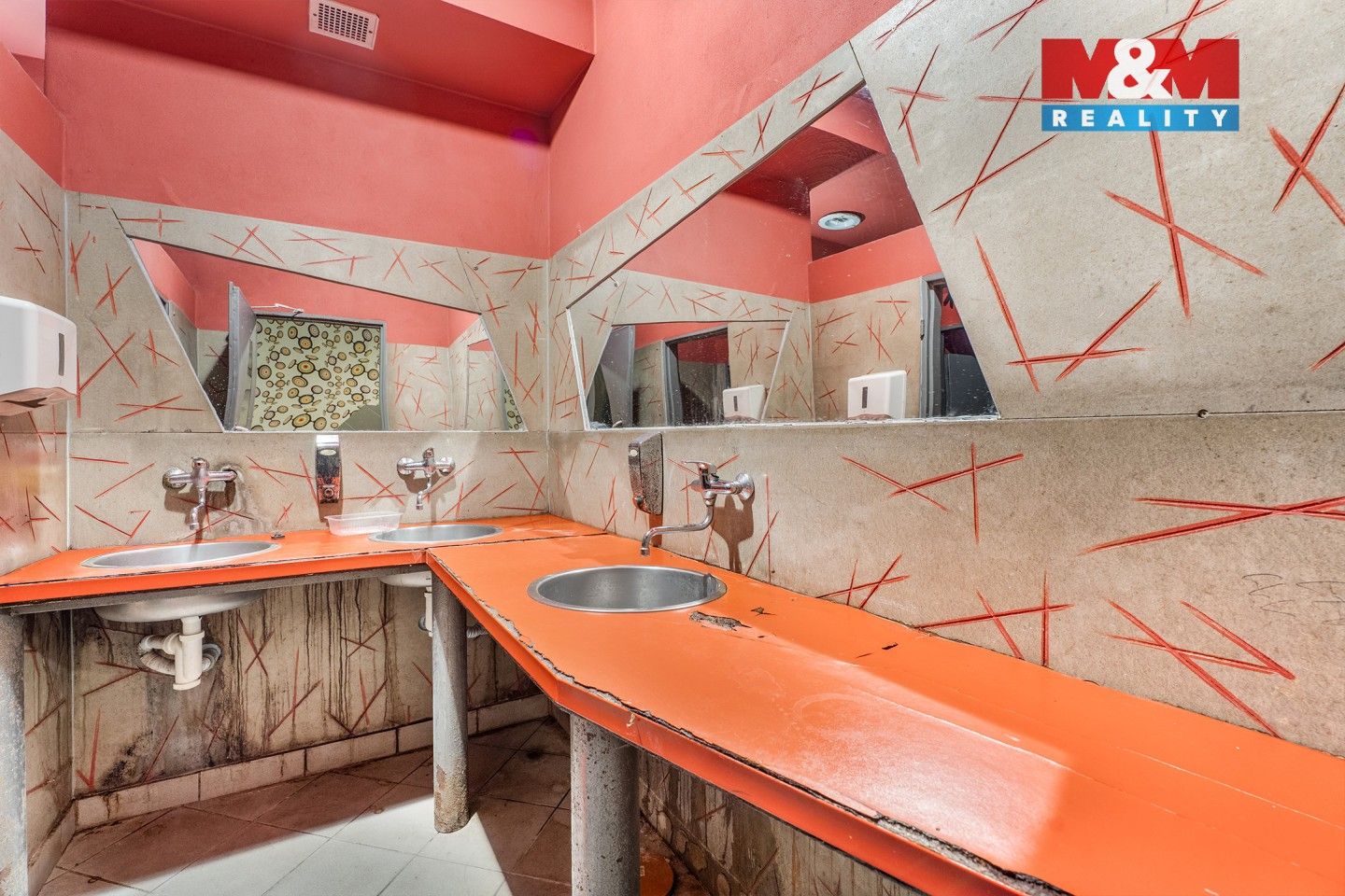Prodej nemovitosti 700 m² - foto 11