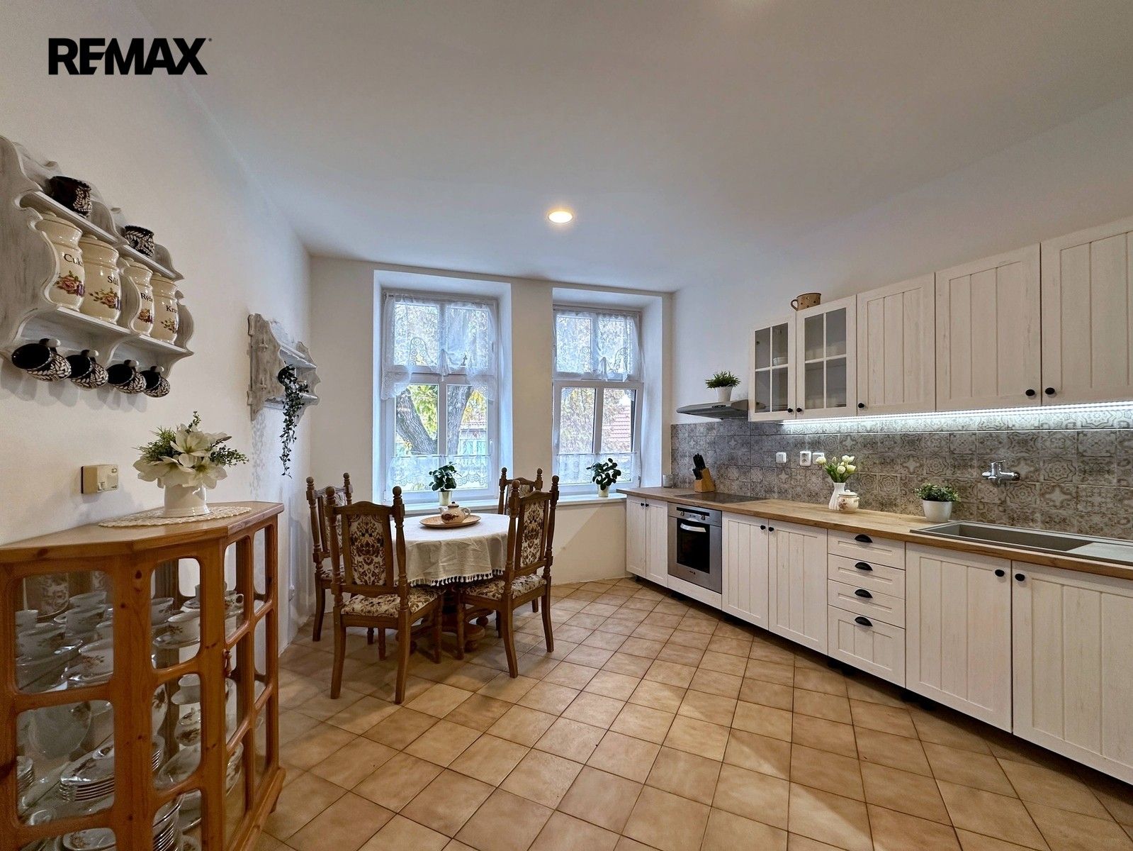 Prodej komerčního prostoru 230 m² - foto 3