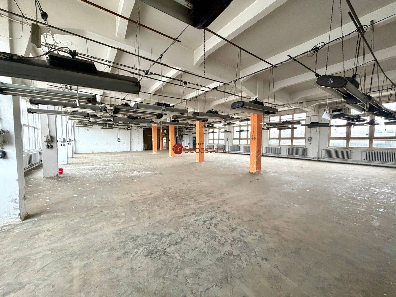 Pronájem komerčního prostoru 1000 m² - foto 1