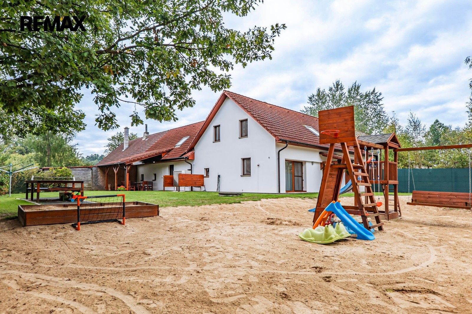 Prodej nemovitosti 236 m² - foto 1