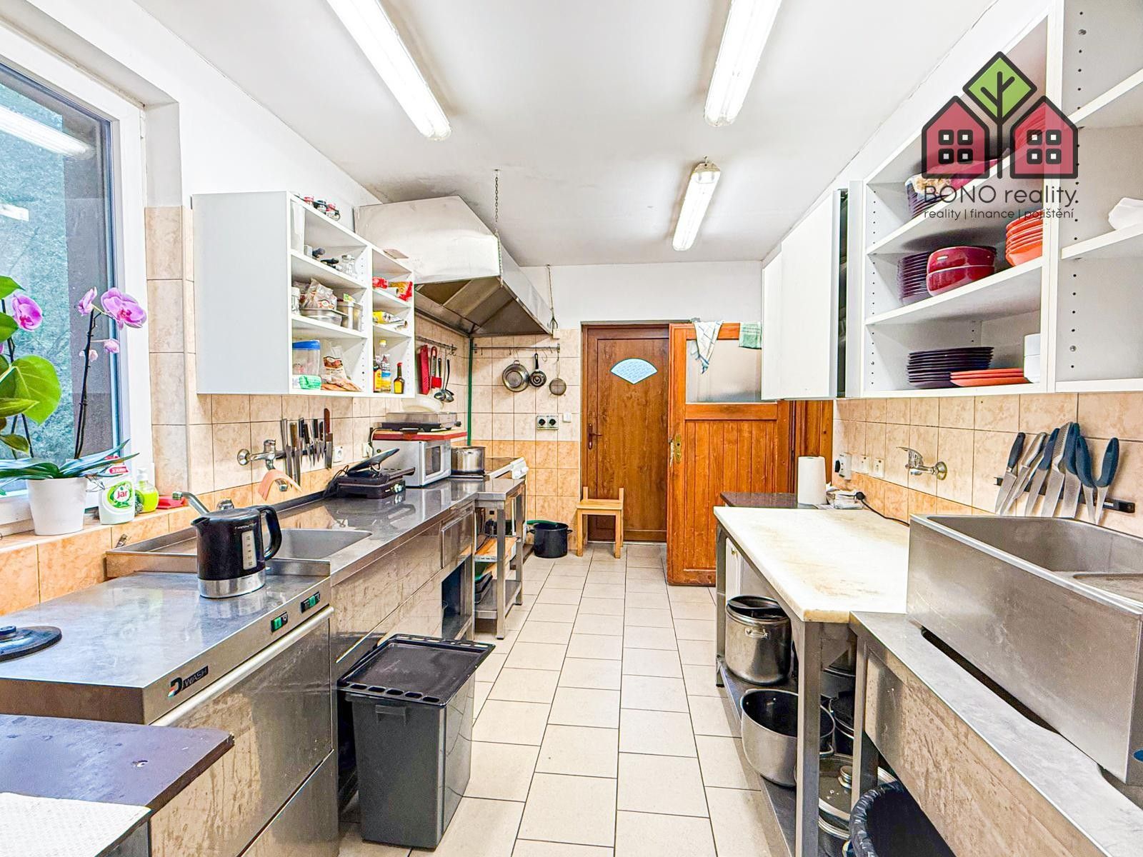 Prodej komerčního prostoru 216 m² - foto 1