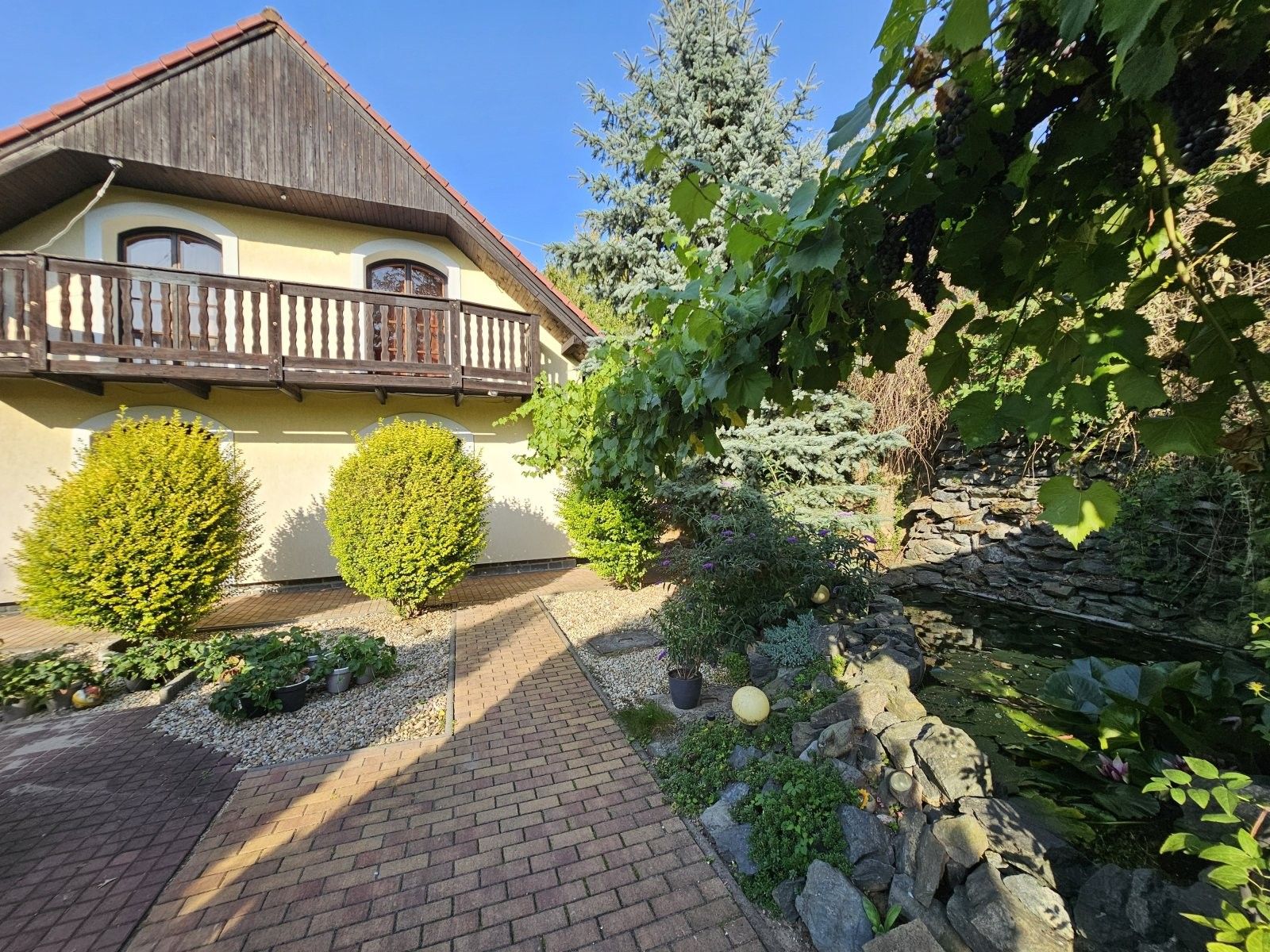 Prodej nemovitosti 350 m² - foto 2