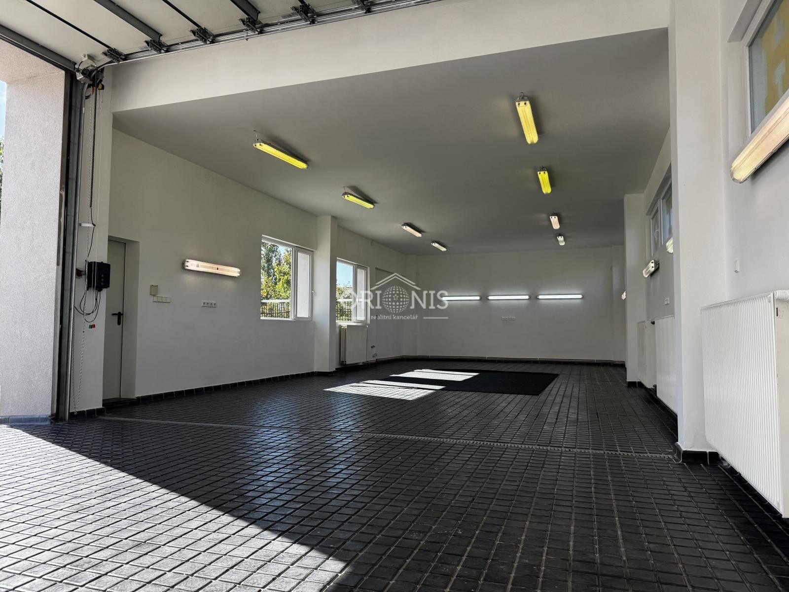 Pronájem komerčního prostoru 147 m² - foto 1