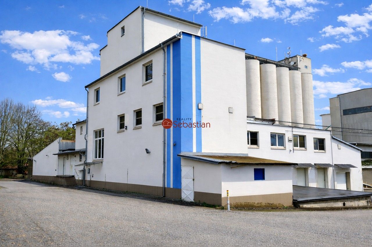 Pronájem komerčního prostoru 1930 m² - foto 1