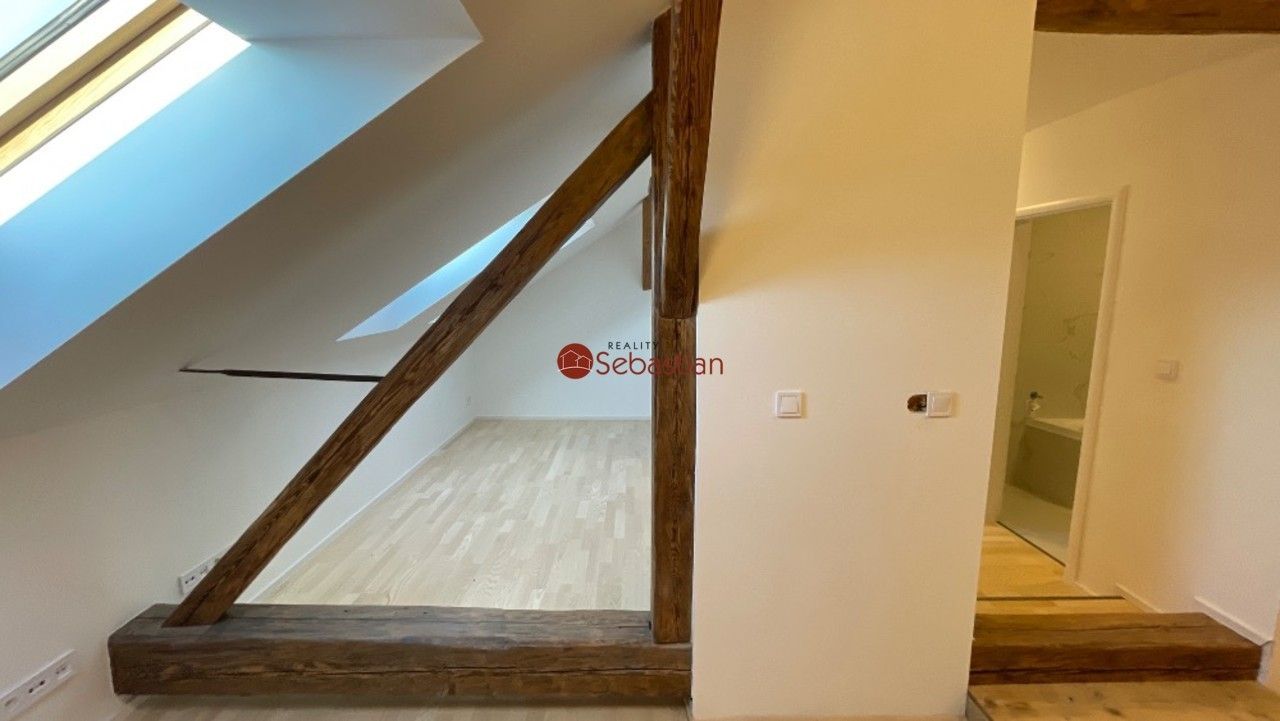 Pronájem bytu 4+kk 99 m² - foto 3