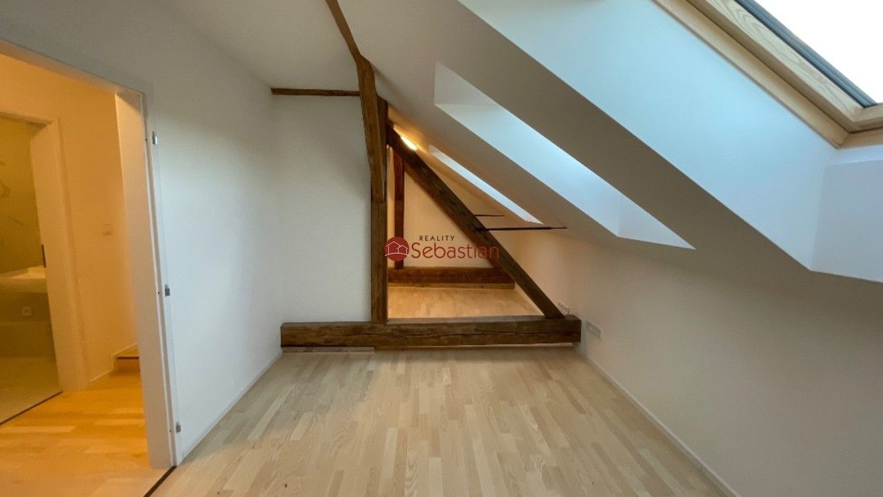 Pronájem bytu 4+kk 99 m² - foto 4