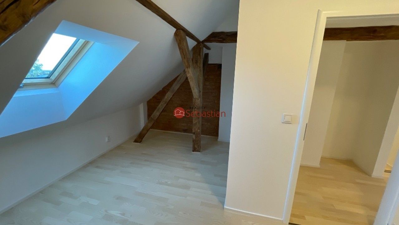 Pronájem bytu 4+kk 99 m² - foto 9