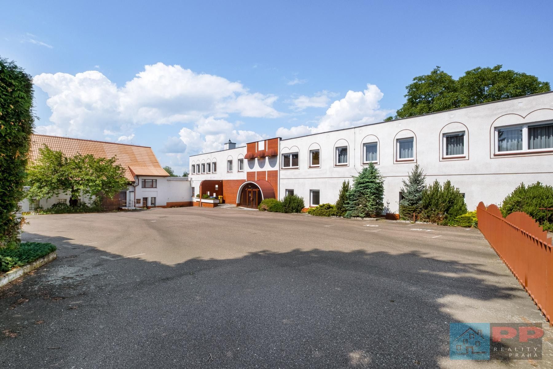 Prodej komerčního prostoru 941 m² - foto 2