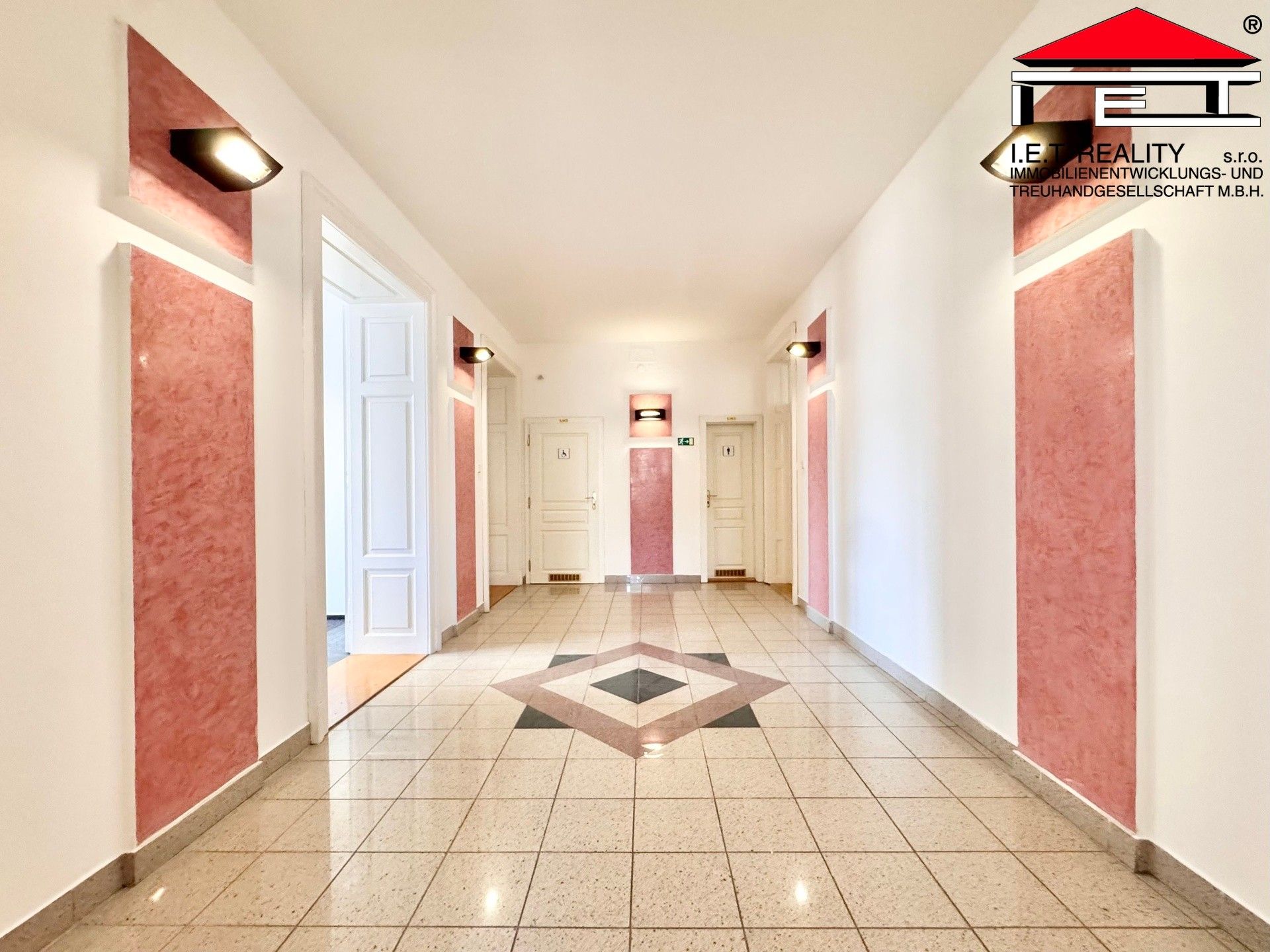 Pronájem komerčního prostoru 527 m² - foto 1