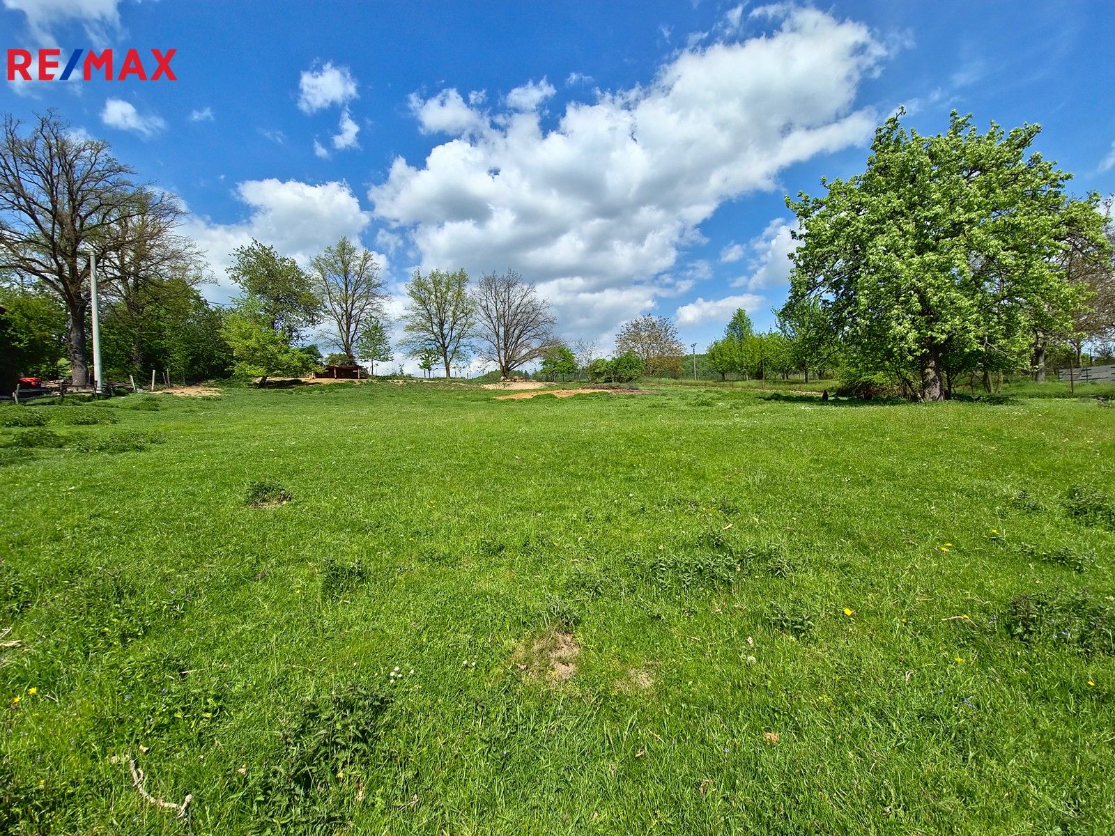 Prodej pozemku 885 m² - foto 1