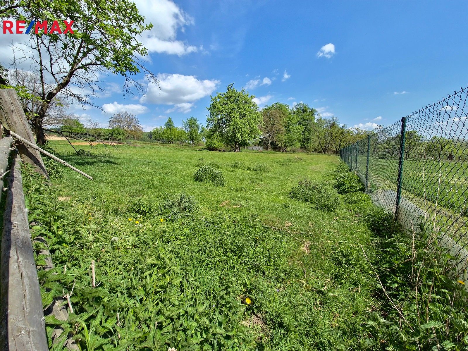 Prodej pozemku 885 m² - foto 2