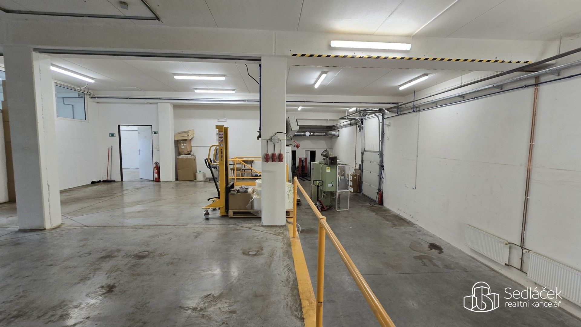 Pronájem komerčního prostoru 876 m² - foto 8
