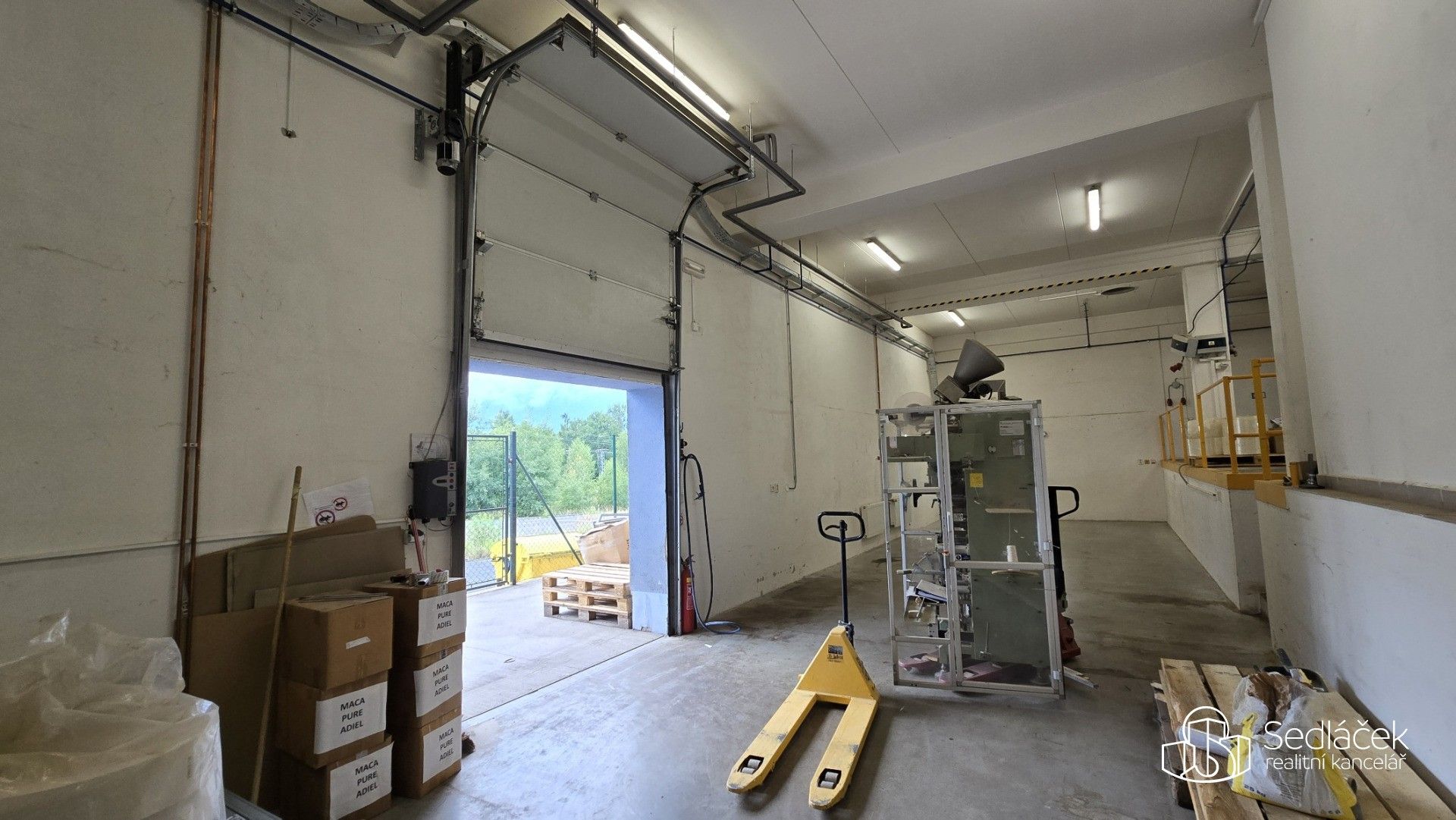 Pronájem komerčního prostoru 876 m² - foto 9