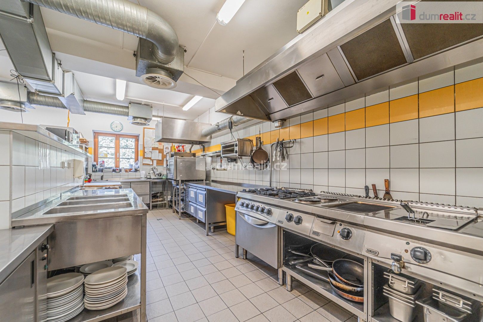 Prodej komerčního prostoru 738 m² - foto 12