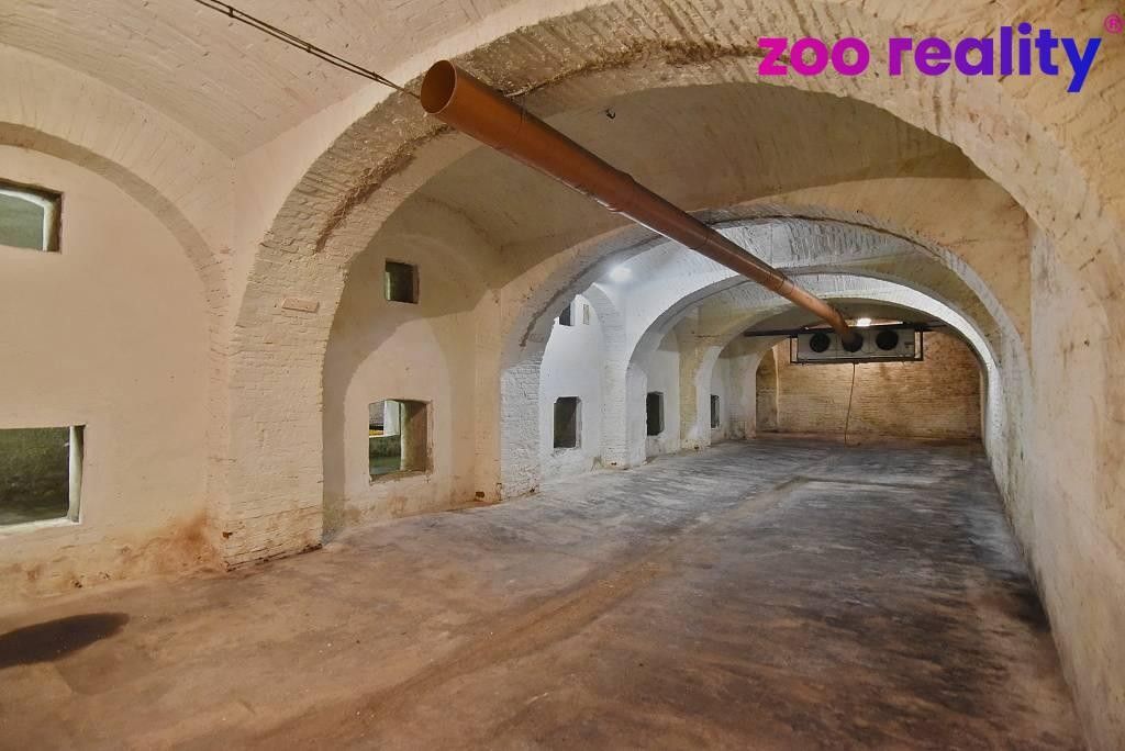 Prodej komerčního prostoru 657 m² - foto 1