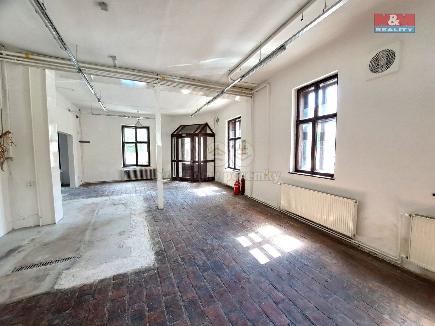 Pronájem komerčního prostoru 221 m² - foto 1