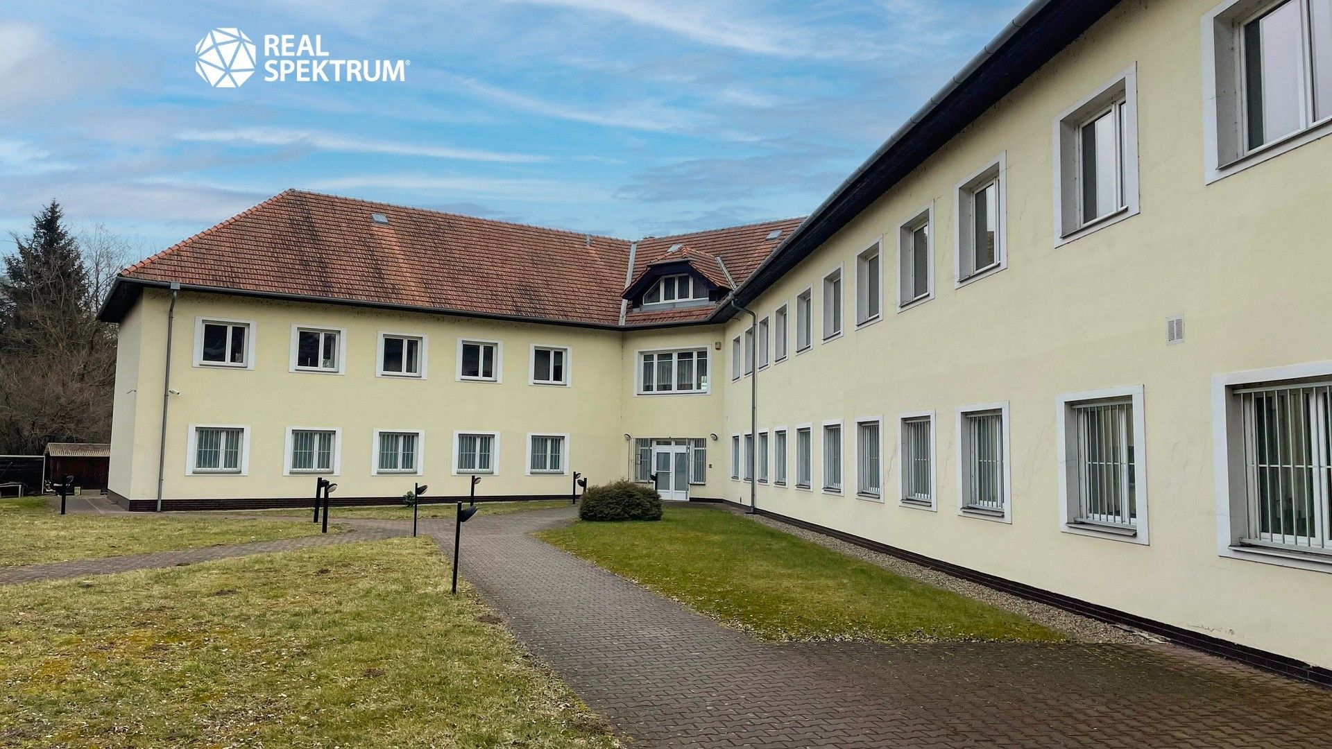 Pronájem komerčního prostoru 1165 m² - foto 1