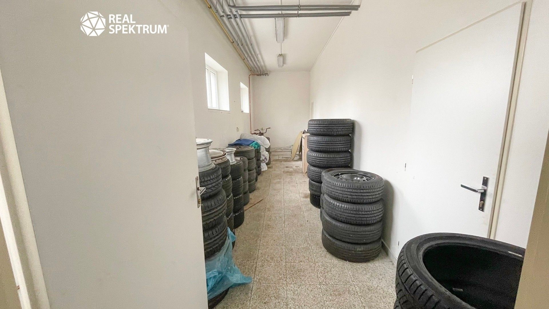Pronájem komerčního prostoru 1165 m² - foto 8