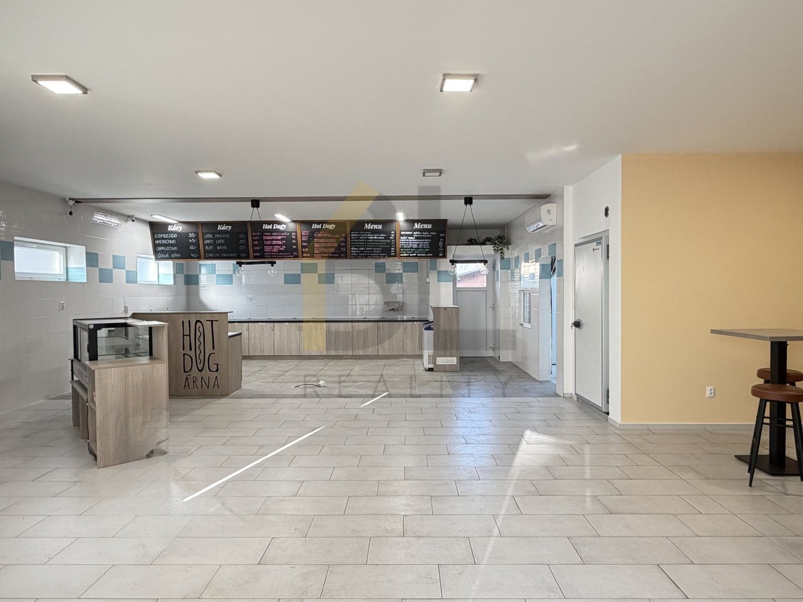 Pronájem komerčního prostoru 122 m² - foto 1